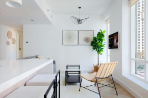 Stylish Apartment with Direct access Marina Walk & Beach Sleeps4